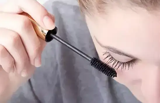 Bilinçsiz kozmetik kullanımı göz sağlığını tehlikeye atıyor