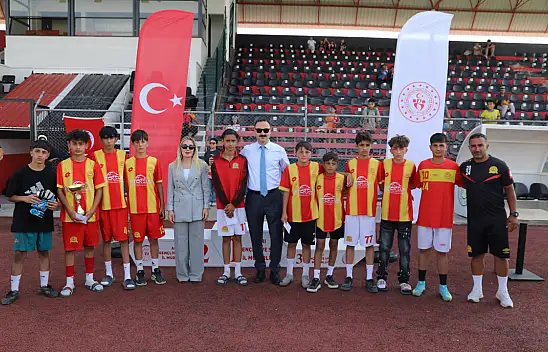 AGAH futbol turnuvası Doğubayazıt'ta ödül töreniyle sona erdi