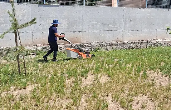 Ağrı Belediyesi ekipleri yeşil alanlarda bakım çalışmalarını sürdürüyor