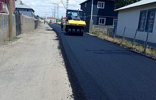 Ağrı Belediyesi sıcak asfalt çalışmalarını sürdürüyor