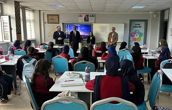 Ağrı'da 25 kız öğrenci hem okuluna devam ediyor hem hafızlık yapıyor