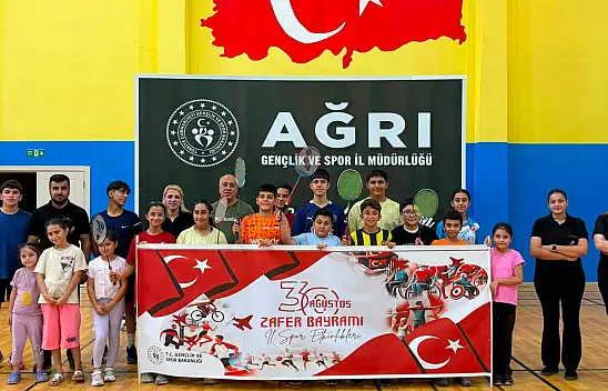 Ağrı'da 30 Ağustos Zafer Bayramı'na özel badminton turnuvası düzenlendi
