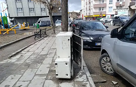 Ağrı'da açık bırakılan trafo tehlike saçıyor
