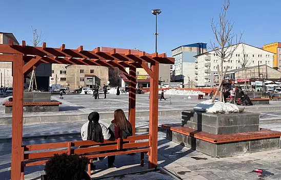 Ağrı'da aileler bayramı Şakiro Kent Meydanı'nda geçirdi