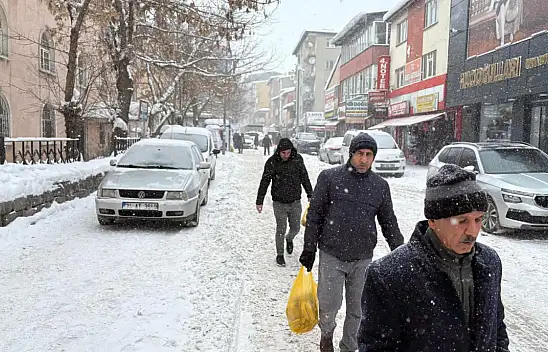 Ağrı'da araçlar kaldırımda vatandaş yollarda