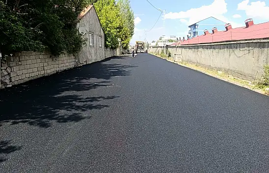 Ağrı'da asfalt mesaisi hız kesmiyor: Cadde ve sokaklar yenileniyor