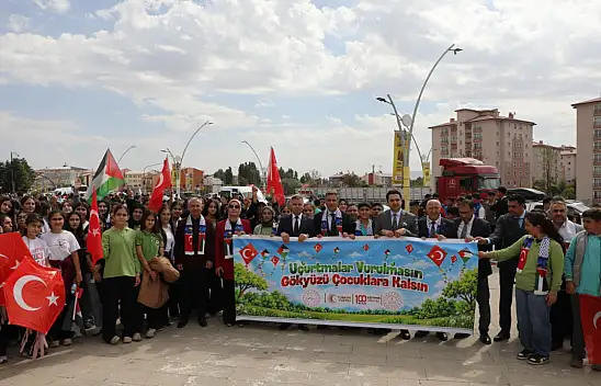 Ağrı'da bin uçurtma Gazze'deki çocuklar için gökyüzüne yükseldi