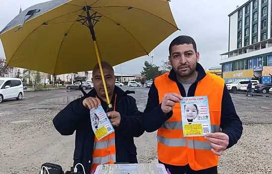 Ağrı'da bir babanın yağmur altında yürek burkan umut bekleyişi