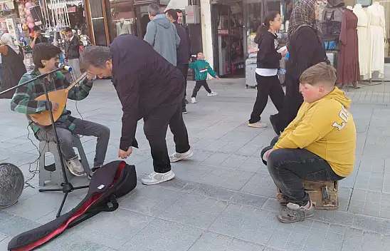 Ağrı'da boyacı çocuğun müzik molası yürekleri ısıttı