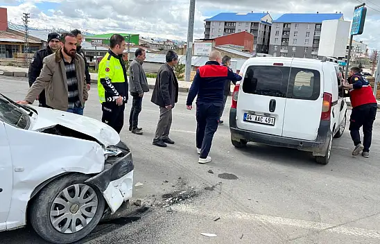 Ağrı'da çevre yolunda kaza ucuz atlatıldı
