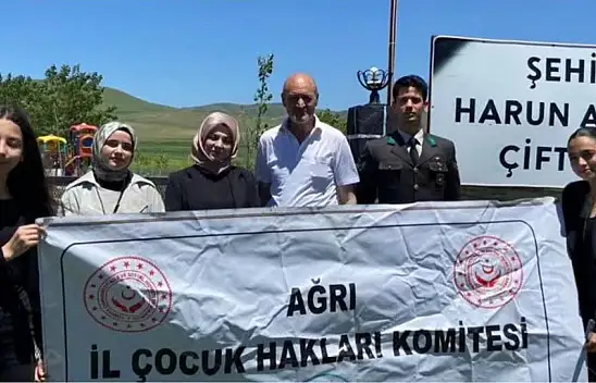 Ağrı'da çocuklardan şehit yakınları ve gazilere anlamlı Babalar Günü ziyareti
