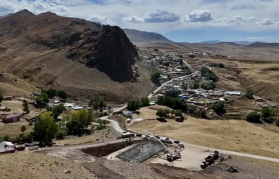 Ağrı'da çocukların eğitimi için tepeyi tıraşlayıp okul yeri açtılar