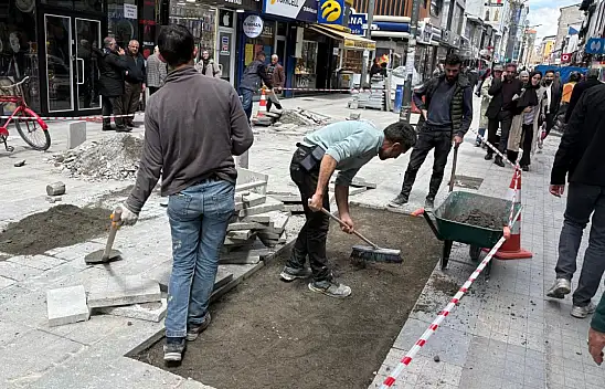 Ağrı'da Cumhuriyet Caddesi'nde bordür  yenileme çalışmaları başladı