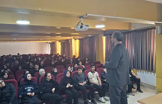 Ağrı'da 'Dijital Dünyada Çocuk, Genç ve Aile' konferansları düzenlendi