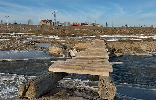 Ağrı'da dondurucu soğuğa direnen köprü