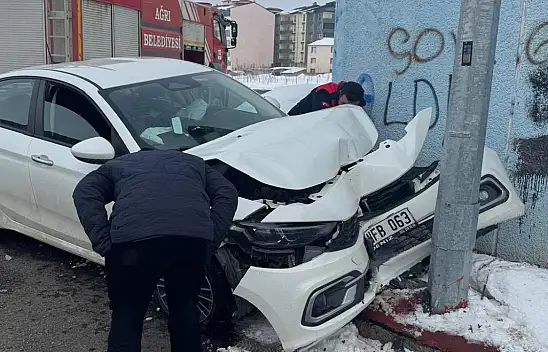 Ağrı'da elektrik direğine çarpan otomobil yürekleri ağza getirdi!