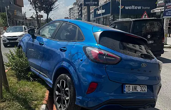 Ağrı'da Erzurum Caddesi'nde trafik kazası: İki araçta hasar oluştu