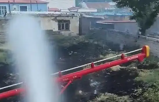 Ağrı'da evin bahçesinde çıkan ot yangını paniğe neden oldu