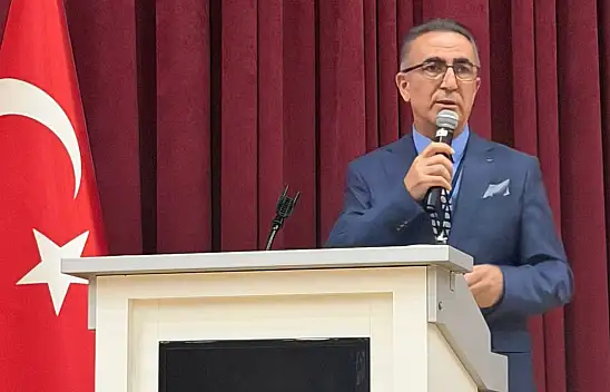 Ağrı'da gazete satarak başladığı yolculukta profesör oldu