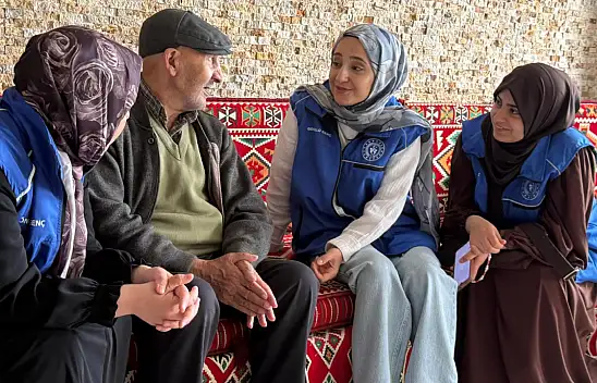Ağrı'da gençlerden huzurevi sakinlerine anlamlı ziyaret