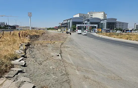 Ağrı'da hastane çevresindeki trafik için yeni hamle! Yan yol çalışması başladı