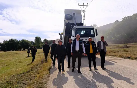 Ağrı'da ilk asfalt 7,5 kilometrelik köy yoluna serildi