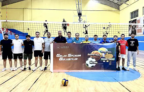 Ağrı'da kamu kurumları voleybol sahasında karşı karşıya geldi
