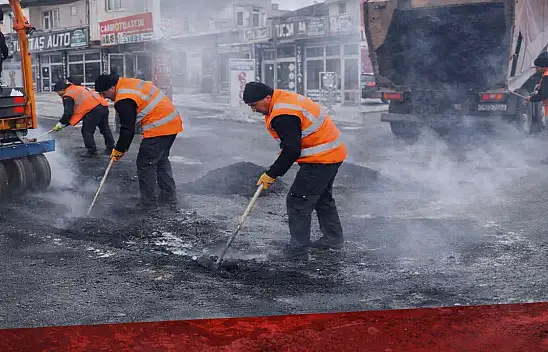 Ağrı'da Karayolları ekipleri sorumluluk alanındaki yolları yeniliyor
