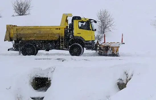 Ağrı'da karla mücadele tüm hızıyla sürüyor