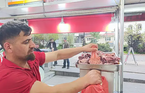 Ağrı'da kasaplarda bayram mesaisi: Bu kez sıra kıyma çekiminde