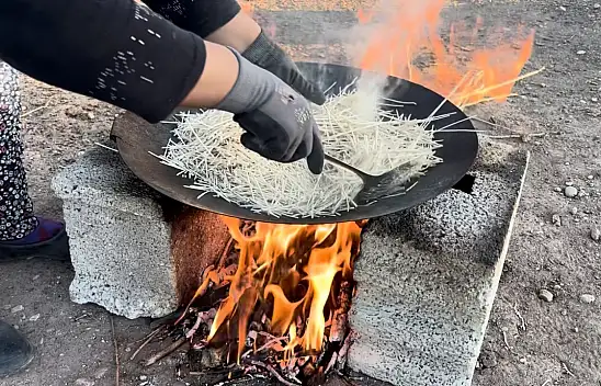 Ağrı'da kışlık erişteler iplere dizildi, köyde imece mesaisi başladı