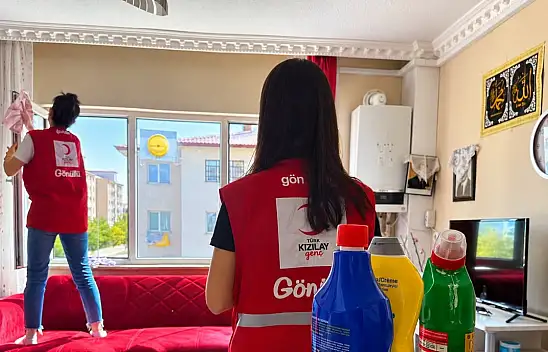 Ağrı'da Kızılay gönüllüleri bu kez temizlik için kapı çaldı
