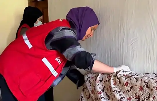 Ağrı'da Kızılay gönüllüleri yaşlı vatandaşların evlerini temizlediler