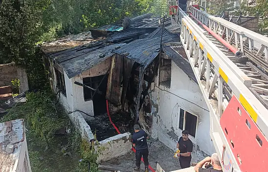 Ağrı'da korkutan ev yangını: İtfaiyenin hızlı müdahalesi faciayı önledi