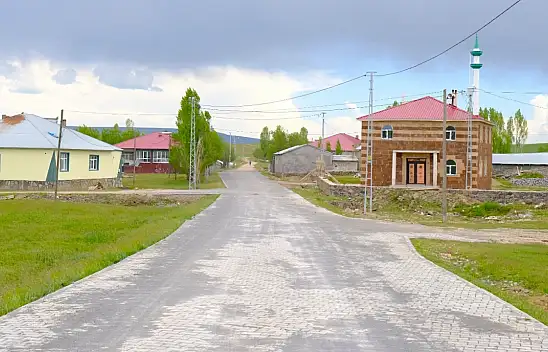 Ağrı'da köy yolları modern görünüme kavuşuyor