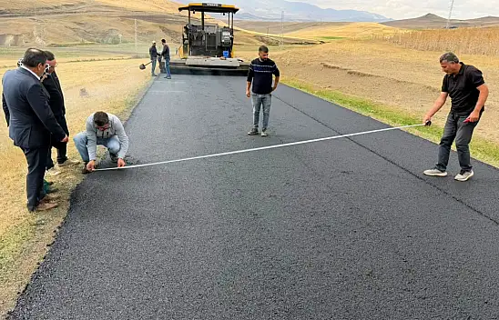 Ağrı'da köy yollarında asfalt çalışması sürüyor