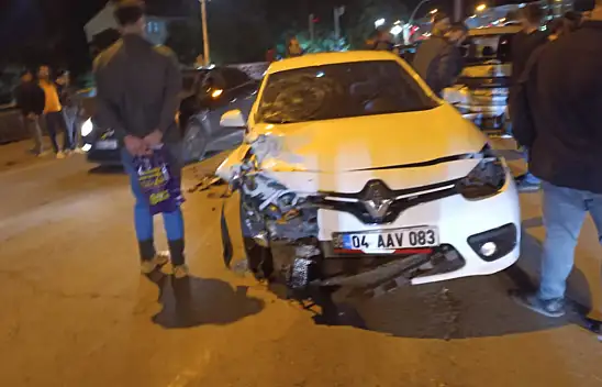 Ağrı'da meydana gelen kazada, araç parçaları yola saçıldı
