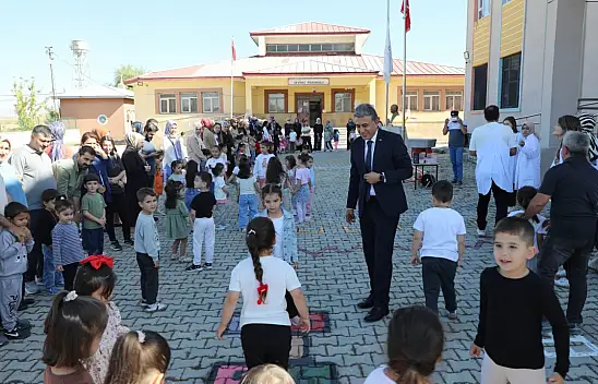 Ağrı'da miniklerin okul heyecanına Çakan da ortak oldu