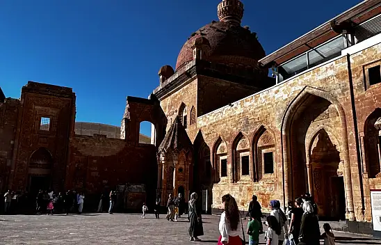 Ağrı'da öğrencilerin yaz tatilindeki son durağı İshak Paşa Sarayı oldu