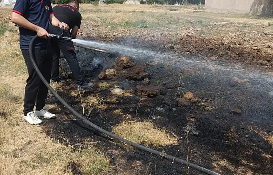 Ağrı'da ot ve tezek yangını paniğe neden oldu