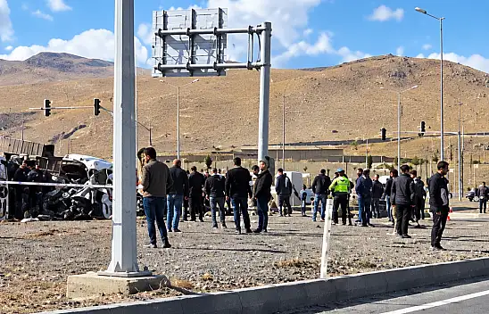 Ağrı'da pancar yüklü TIR otomobili ezdi! 2 ölü, 3 ağır yaralı