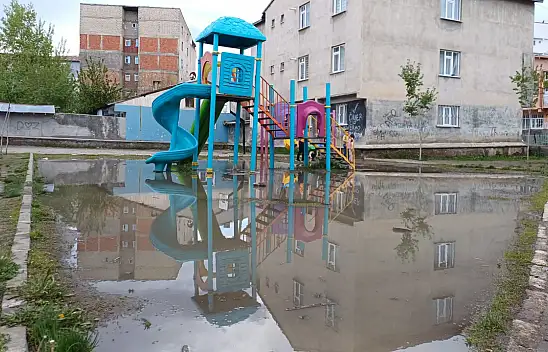 Ağrı'da parklar yağmur sonrası gölete döndü