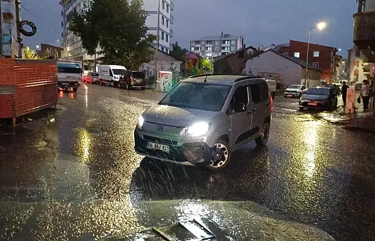 Ağrı'da sağanak aniden bastırdı: Cadde ve sokaklar suyla doldu