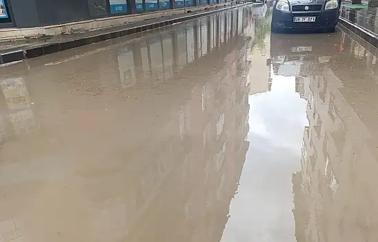 Ağrı'da sağanak sonrası cadde ve sokaklarda su birikintileri oluştu