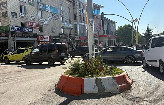 Ağrı'da trafik keşmekeşi! Asfalt çalışması kenti kilitledi