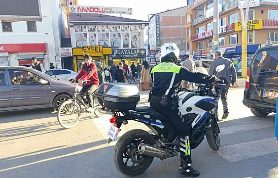 Ağrı'da trafik yoğunluğu artarken, polisler güvenliği sağlıyor