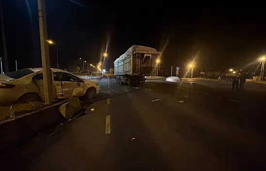 Ağrı'da TÜGVA Başkanı Alptekin'in olduğu otomobil elektrik direğine çarparak durdu! Faciadan dönüldü