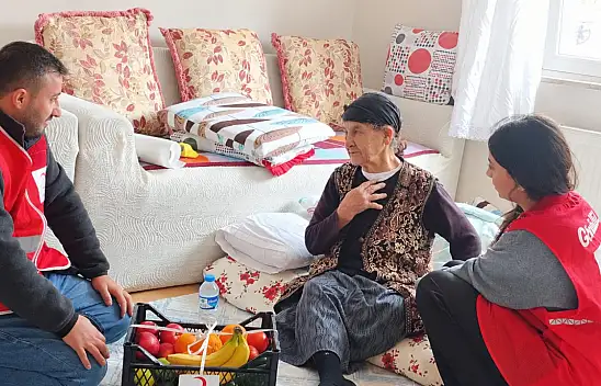 Ağrı'da yalnız yaşayan yaşlıların kapısını Kızılay çaldı