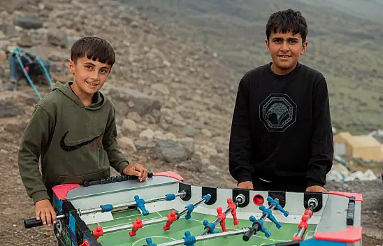 Ağrı Dağı herkesin geçim kapısı oldu! Babaları zirvede onlar kamp alanlarında çalışıyor