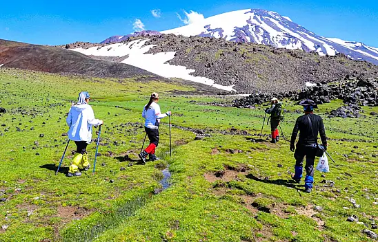 Ağrı Dağı'nın zirvesinde doğanın çizdiği figürler hayran bırakıyor